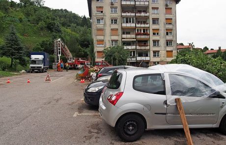 V neurju v Kanalu in okolici so jo skupili strehe in avti