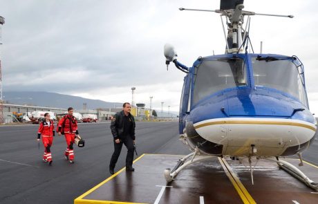 VIDEO: Med uradno predajo helikopter nujne medicinske pomoči moral na intervencijo