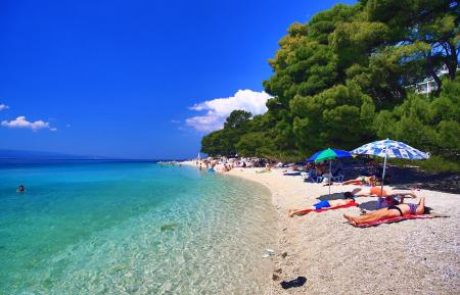 Prazni bazen in vodo spušča na plažo, kopalci ogorčeni