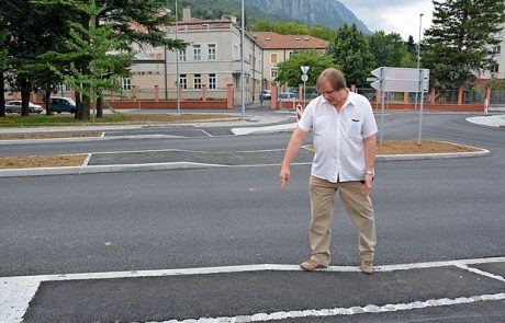 Novo krožišče neprijazno do invalidov, starejših in mamic