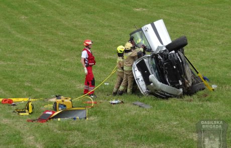 FOTO: Voznik zapeljal s ceste in se pri tem poškodoval