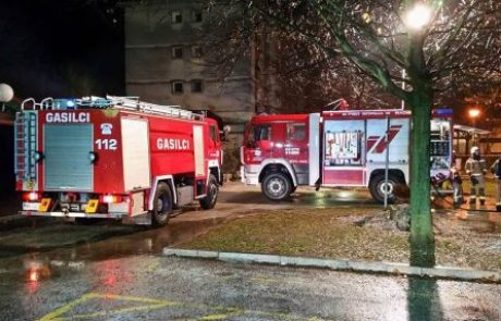 Hud požar zajel večstanovanjsko stavbo, več ljudi ostalo brez doma