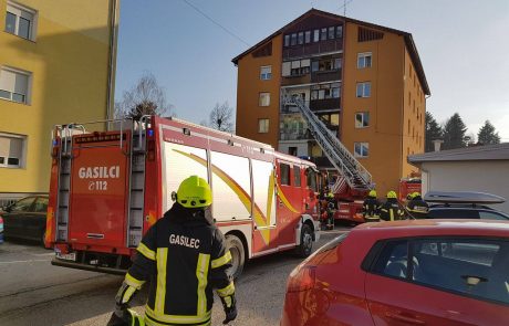 FOTO: Gasilci na delu v večstanovanjski stavbi v Mariboru