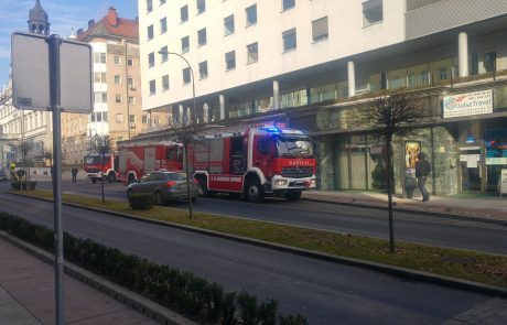 FOTO: Gasilci na teren, intervencija v parkirni hiši