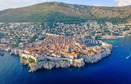 V Dubrovniku do oktobra ura parkiranja kar deset evrov