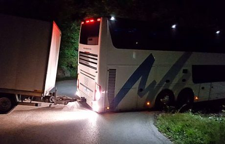 Avtobus metalcev je nasedel v ovinku