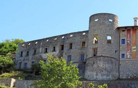 Levi palacij štanjelskega gradu bo dobil streho in okna