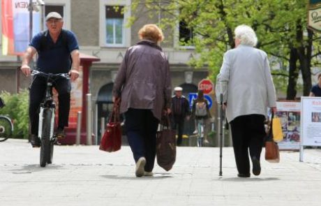 Starejši največ denarja porabijo za stanovanje in ogrevanje