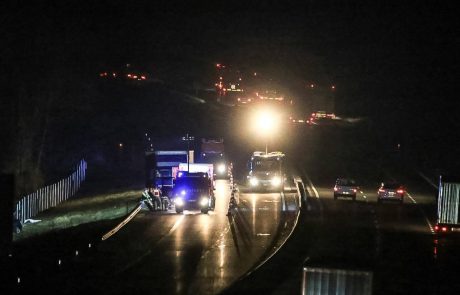 Prometna nesreča na štajerski avtocesti, tovornjak prebil varovalno ograjo