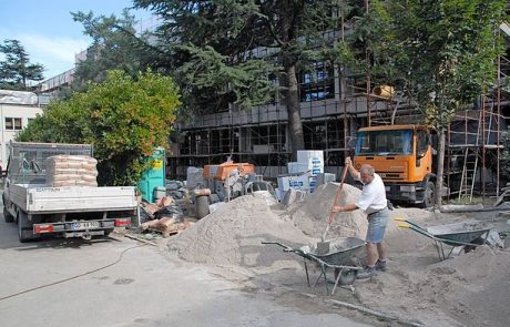 Do pomladi pouk ob gradbišču