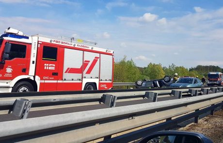 FOTO: Vozilo se je prevrnilo na streho, ena oseba prepeljana v UKC Maribor