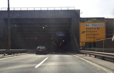 Gorelo ob hitri cesti pred tunelom na Pobrežju