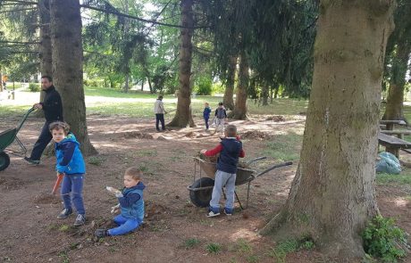 FOTO: Krajani so se sami lotili čiščenja njihovega okolja