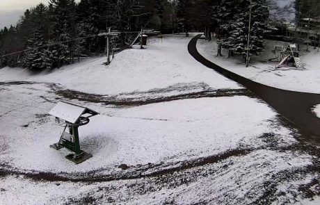 FOTO: Vrh Mariborskega Pohorja pobelil sneg