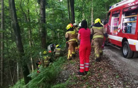 FOTO: 62-letnik z vozilom zdrsnil s ceste in trčil v drevo