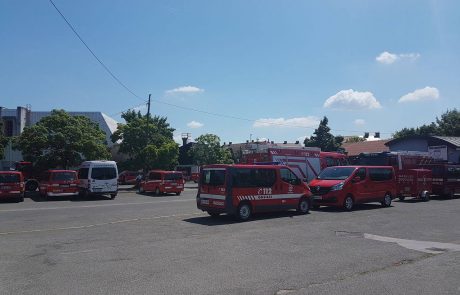 FOTO in VIDEO: Gasilci pred Ledno dvorano v Mariboru