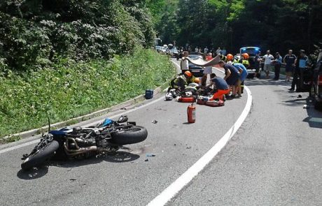 Motorist umrl 26 dni po nesreči