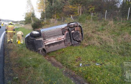 FOTO: Pri Mariboru vozilo z otrokom zapeljalo s ceste, osebi ostali ukleščeni