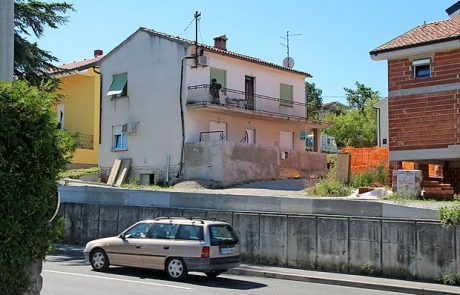 Ministrstvo želi poročilo o odločanju sodišča glede preiskave stanovanja izolskega strelca