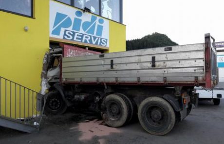 FOTO: Tovornjak v stavbo, iz pločevine rezali dve osebi