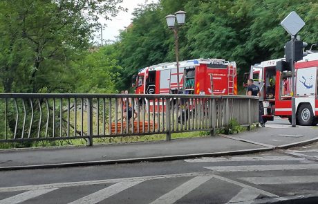 FOTO: Gasilci iz Drave pri dvoetažnem mostu potegnili osebo