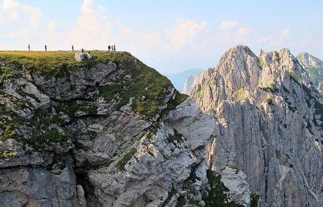 Avstrijska planinca na Mangartu naletela na moško truplo