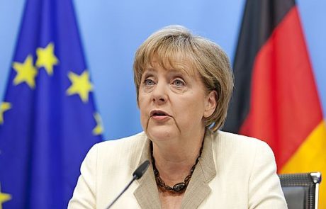 Angela Merkel je v težavah, a ostaja trdno v sedlu