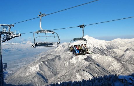 Na Krvavcu smučarka padla s sedežnice