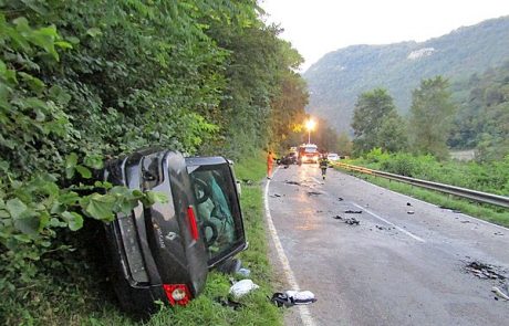 Trčenje med prehitevanjem usodno za oba voznika