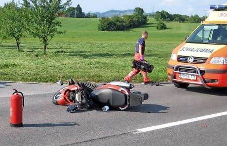 Motoristu je zaprla pot