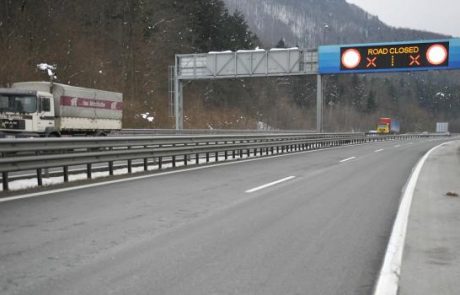 Glavna cesta med Arjo vasjo in Velenjem zaprta zaradi požara ob cesti
