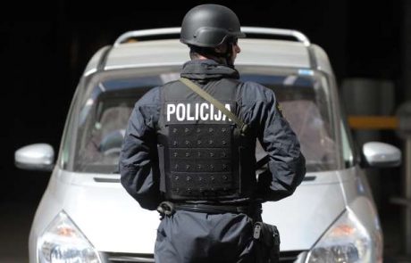 Policijski specialci v Grosupljem prijeli oboroženo osebo