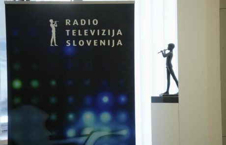 Voznik v Novi Gorici namenoma zapeljal v ekipo Televizije Slovenija