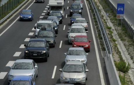 Na cestah po Sloveniji tudi danes povečan promet in zastoji