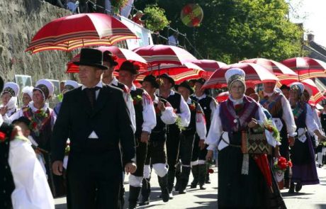 V Kamniku v največjem etnološkem festivalu v Sloveniji na ogled domače in tuje narodne noše in kostumi