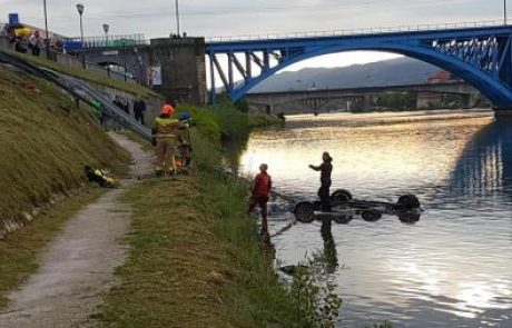 FOTO: Osebni avto prebil dve ograji in se potopil v Dravo