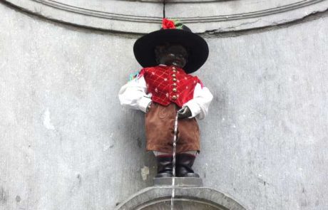 Ena glavnih znamenistosti mesta, Bruseljski deček, ki lula, znova v slovenski obleki