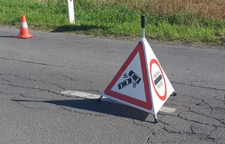 Hudo poškodovana motorist in kolesarka