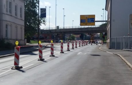 FOTO: Zaprta cesta v Melju povzroča preglavice voznikom