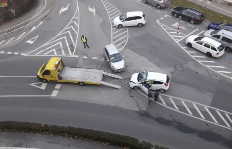 Trčenje v središču mesta, posredovali gasilci