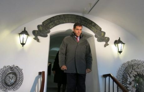 Francoski princ želi, da njegovi predniki ostanejo pokopani v Sloveniji
