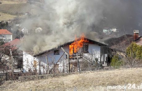 FOTO: Ognjeni zublji zajeli stanovanjsko hišo v Košakih