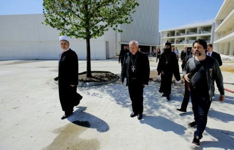 Mufti, nadškof, škof in paroh na gradbišču Islamskega kulturnega centra posadili drevo sožitja