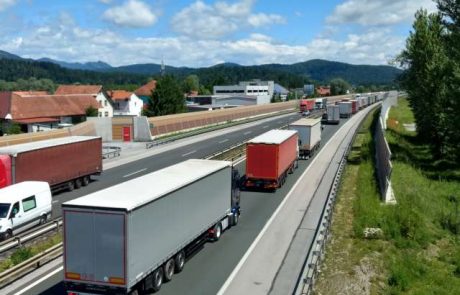 Na avtocestah proti Avstriji večkilometrski zastoji tovornih vozil