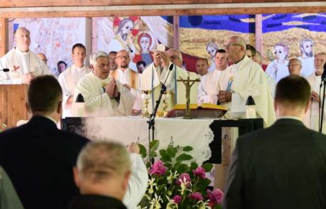 Še eno Janševo darilo Cerkvi: Župniki in drugi verski delavci bodo po novem prejemali plačo iz državnega proračuna