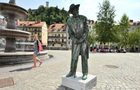 Arhitekt Jože Plečnik je v teh poletnih dneh v Ljubljani zaživel v obliki živega kipa