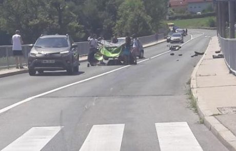 FOTO: Hudo trčenje na mostu, sopotnica motorista ni več vstala