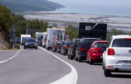 Promet na slovenskih cestah se pričakovano zgošča, na mejnih prehodih s Hrvaško čakalne dobe