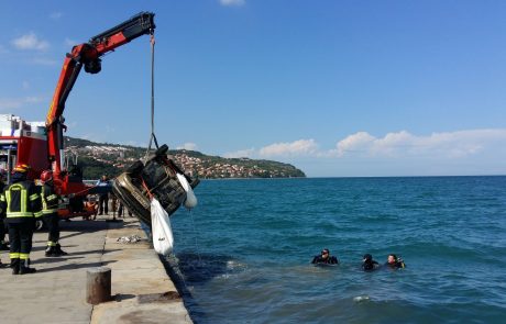 V Kopru iz morja potegnili ukradeno in več mesecev potopljeno vozilo
