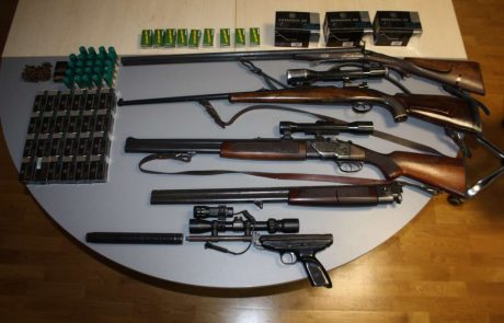 Pri 35-letnemu Brežičanu našli drogo in orožje